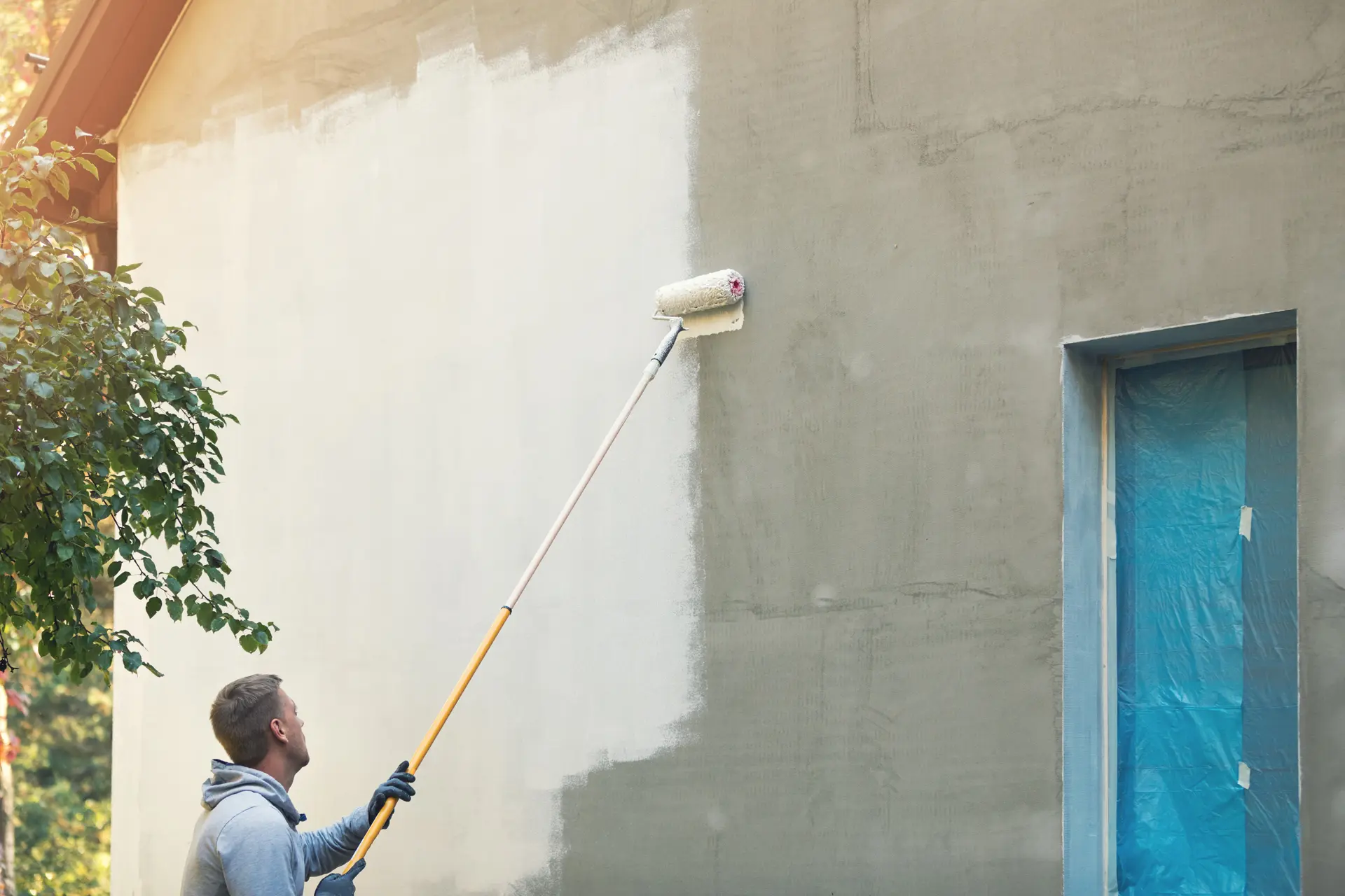 Pintor trabajando en una fachada en Fuenlabrada